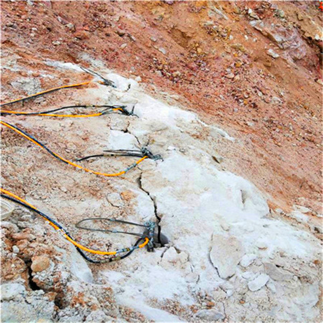 云南安宁市石灰石矿山开采用劈裂机作业视频