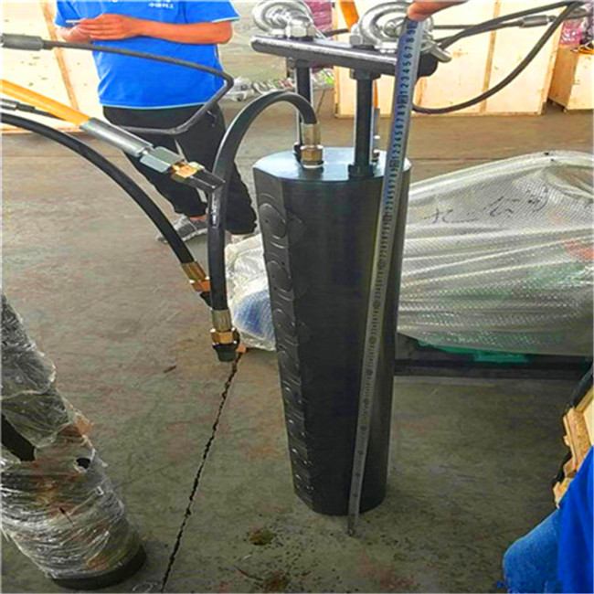 云南安宁市石灰石矿山开采用劈裂机作业视频