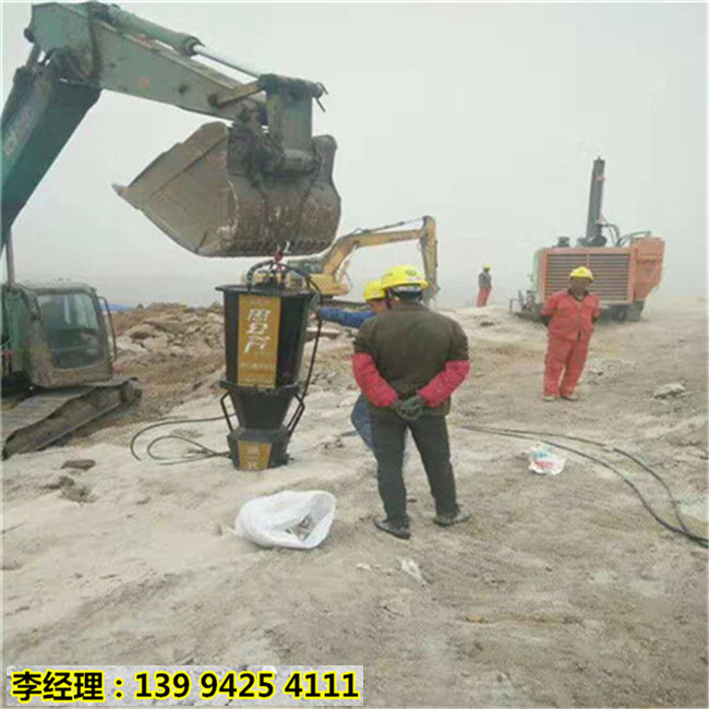 新疆石材矿山开采劈裂设备破石头机器-快速破碎硬石头