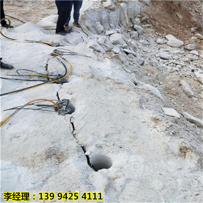 广东广州市竖井开挖遇到石头用劈裂机快速破碎硬石头
