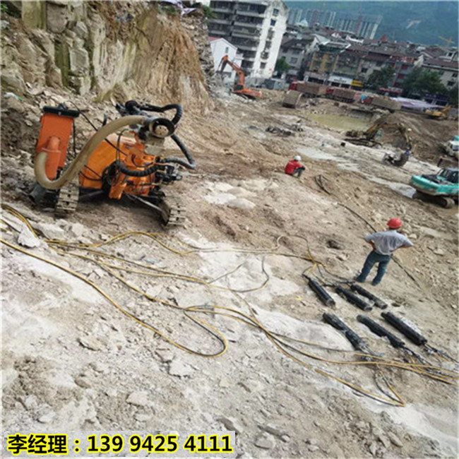 江苏泰州基坑开挖破裂坚硬岩石设备专破硬石头