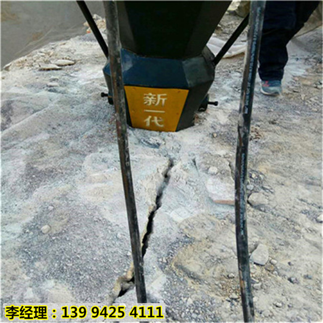 湖北襄樊采石场二次破碎石材的机器快速开采