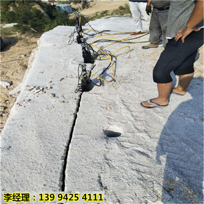 湖南湘西公路扩宽硬石头用什么机器破石劈裂棒帮你解决难题