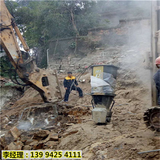 湖北襄樊采石场二次破碎石材的机器快速开采