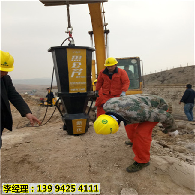 贵阳息峰石料厂采石场石头太硬破碎锤打的慢用劈裂棒帮你解决难题