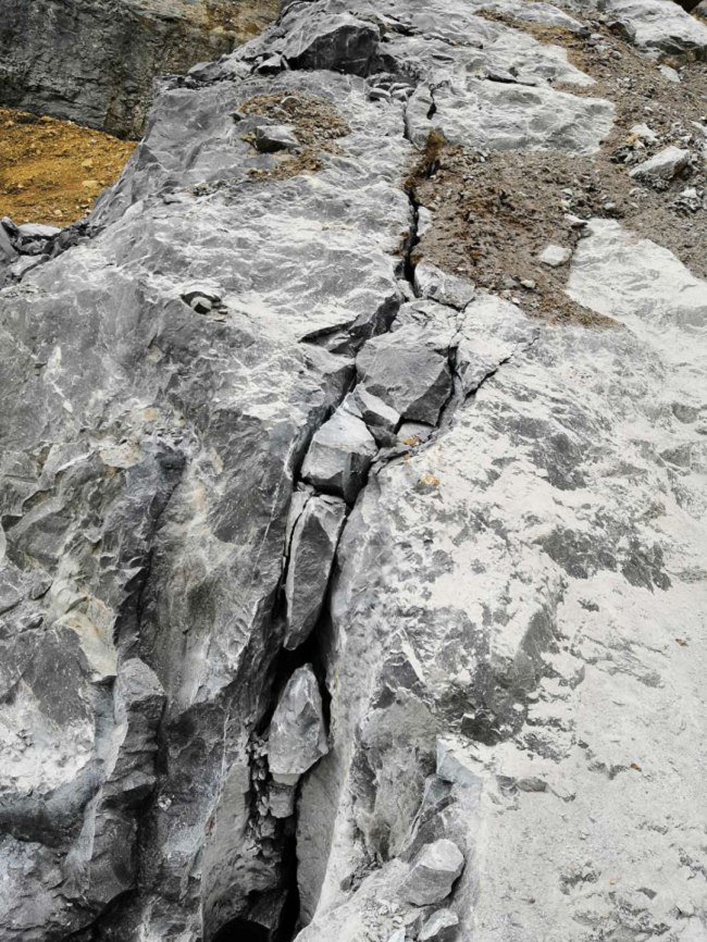 江西贵溪基础石头破除岩石劈裂机帮你解决难题