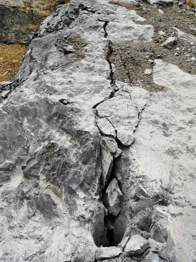 内蒙古赤峰市荒料快速分解劈裂机岩石劈裂棒