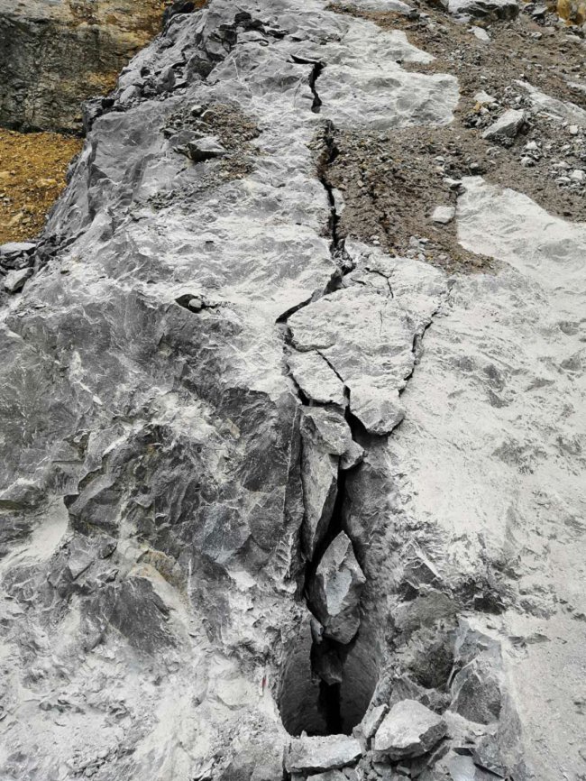 广东茂名土石方矿山开采岩石劈裂棒开采岩石设备