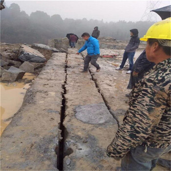 黑龙江双鸭山矿山开采花岗岩液压岩石劈石机液压劈裂棒