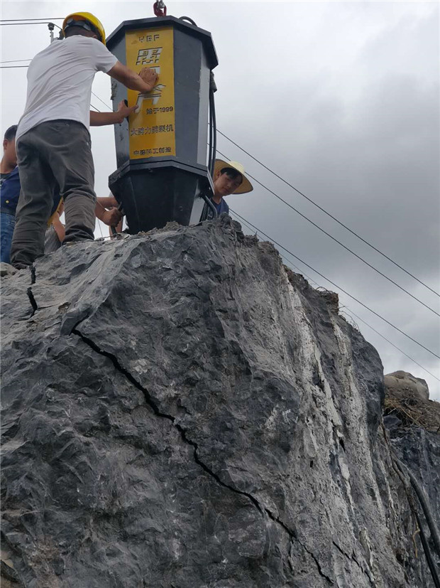 黑龙江双鸭山矿山开采花岗岩液压岩石劈石机 液压劈裂棒