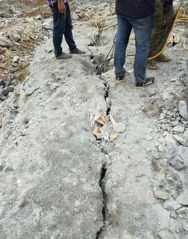 湖北十堰机场跑道玄武岩静态拆除大型岩石液压劈裂机