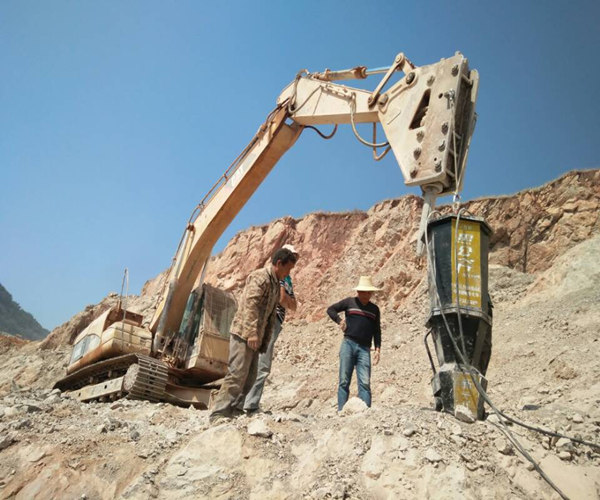 尚义县代替破碎锤开采硬石头的机器当场调试