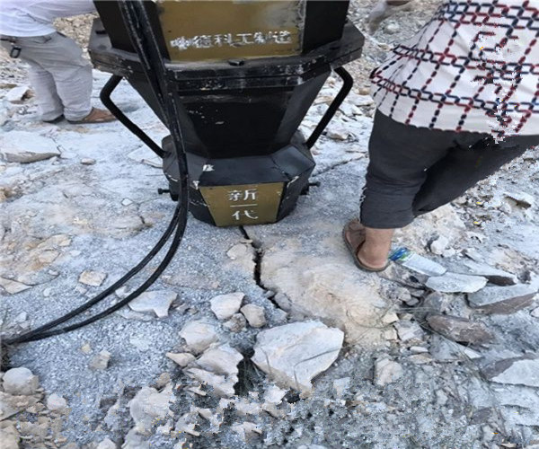 巴中雅安挖沟渠沟槽遇到岩石液压破石设备服务