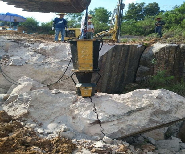 双鸭山挖沟渠沟槽遇到岩石液压破石设备原装现货 