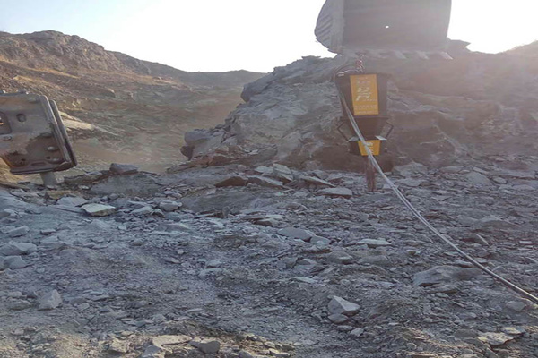 哈尔滨破石头的岩石器130劈裂棒开采案例