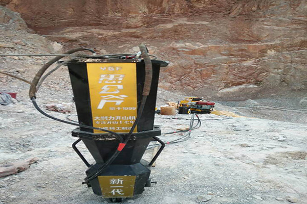 山东滨州露天矿山采石撑裂机生产视频