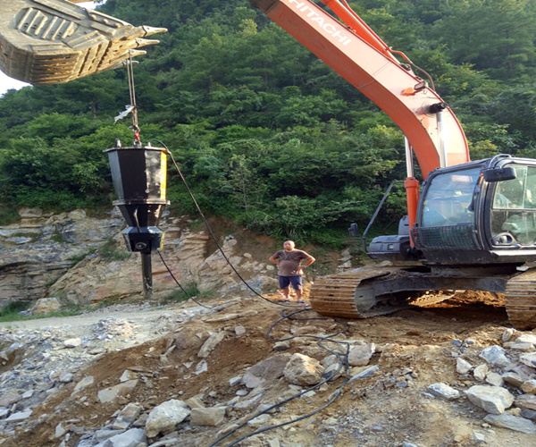 双鸭山挖沟渠沟槽遇到岩石液压破石设备原装现货 