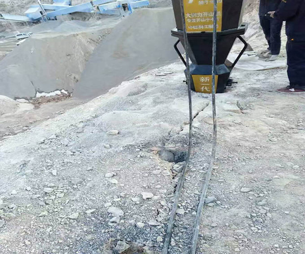 聊城挖沟渠沟槽遇到岩石液压破石设备效果杠杠的