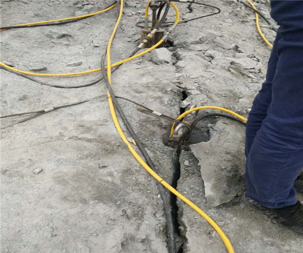 黑龙江鹤岗开挖地下室不允许爆破怎么才能快清理岩石信誉厂家