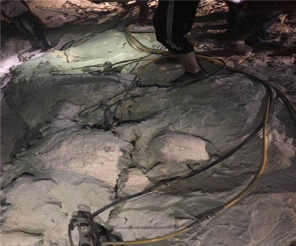 石嘴山银川石头开挖液压裂石机生产视频