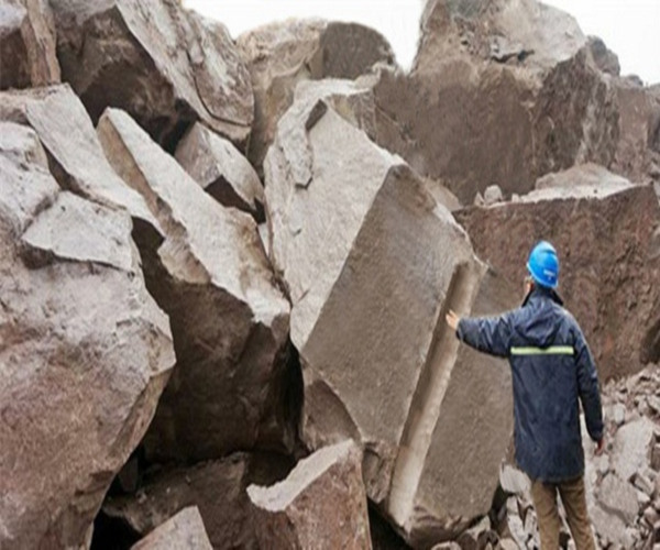 新疆喀什河道扩建挖掘破碎硬石头的机器包安装