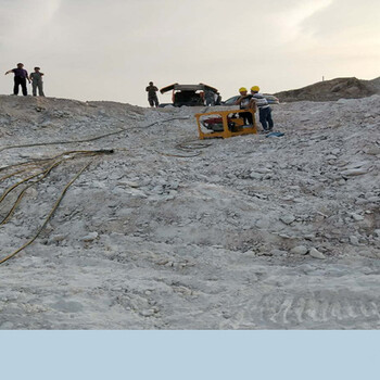 黑龙江鹤岗房地产建设挖地基平破石头劈裂机效益怎么样