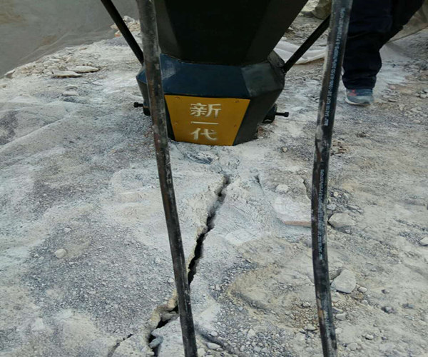 河北廊坊打裂石头设备花岗岩液压碎石机开采案例