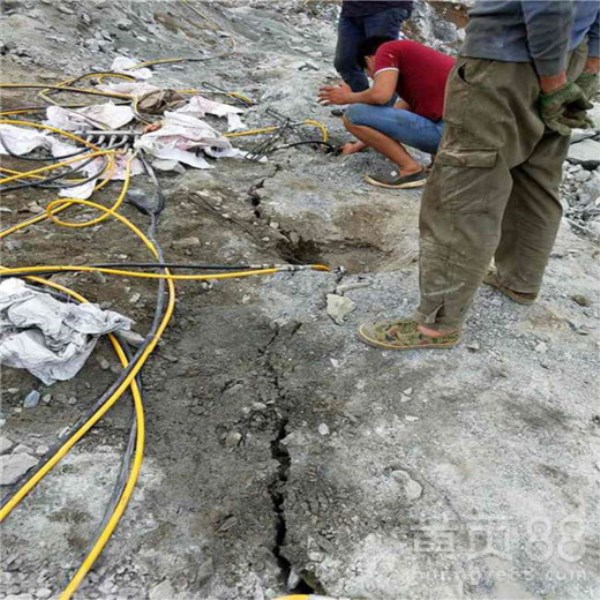 河北秦皇岛河道扩建挖掘破碎硬石头的机器开采案例