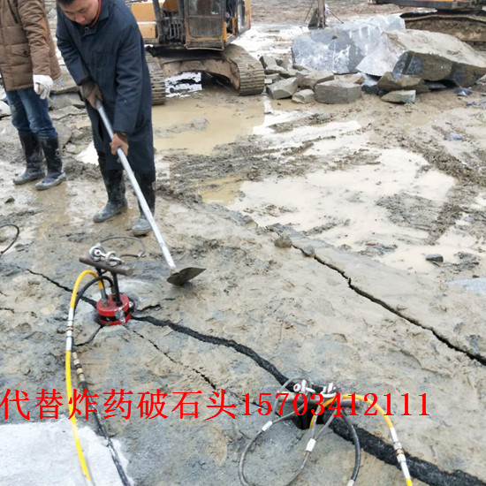 伊犁哈薩克采石場破石頭比破碎錘產(chǎn)量高的機(jī)器-花崗巖打不動(dòng)