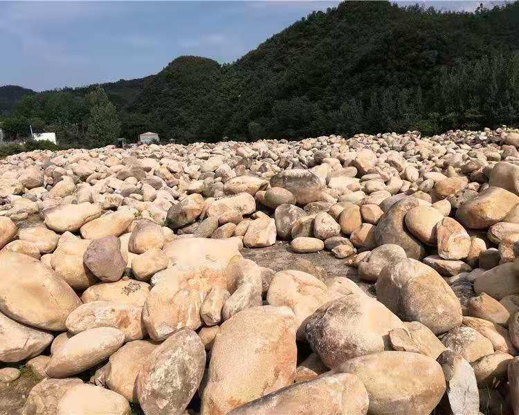 武汉南阳人工湖铺设鹅卵石水冲石河岸石价格
