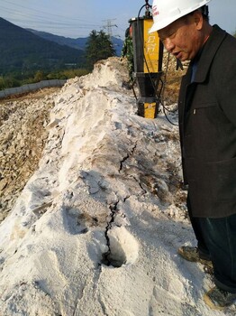 不用炸药开采矿石爆破岩石的机械叫液压岩石劈裂棒--开采矿山新设备