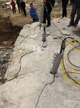 道路扩宽地下室修建岩石硬难破碎液压分石机阳山作业现场