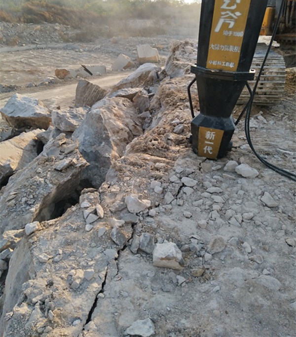 基坑挖到硬石头不能爆破怎么办用什么机械劈裂棒破石效率