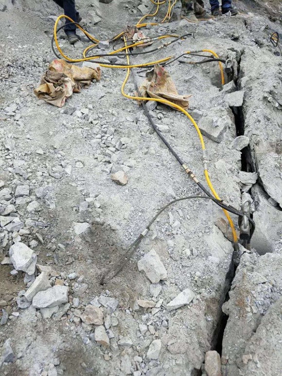 乌鲁木齐因炸药管制无法开山破石用什么设备能代替爆破开采