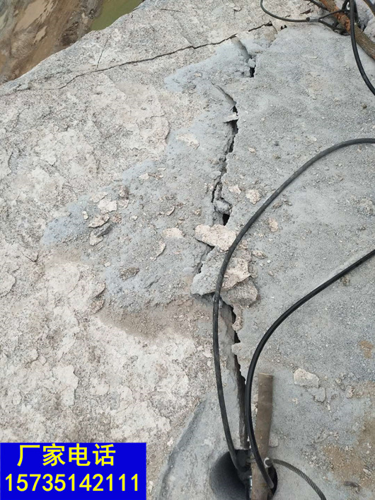 新野公路改建破石头用什么设备施工快一减少挖机损伤