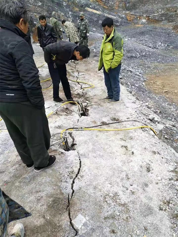 大型開山設(shè)備石方開挖巖石破除分裂機