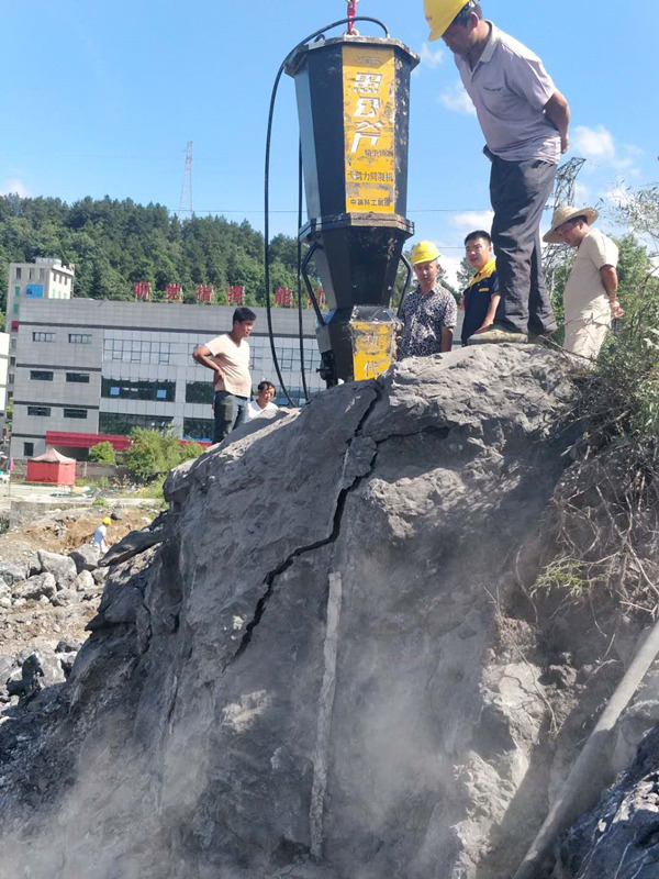 大型開山設(shè)備石方開挖巖石破除分裂機