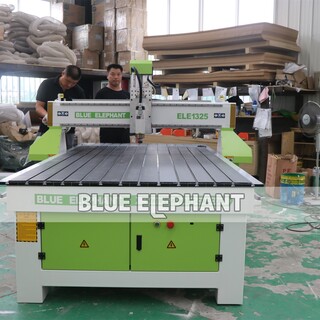 广元市板式家具数控开料机生产厂家橱柜门木工雕刻机图片4