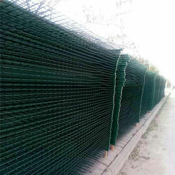 定制铁路围栏施工围栏绿色包塑铁丝护栏网现货
