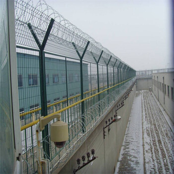 监狱隔离网定做管教所围墙围栏防攀爬护栏刀片刺焊接防护网