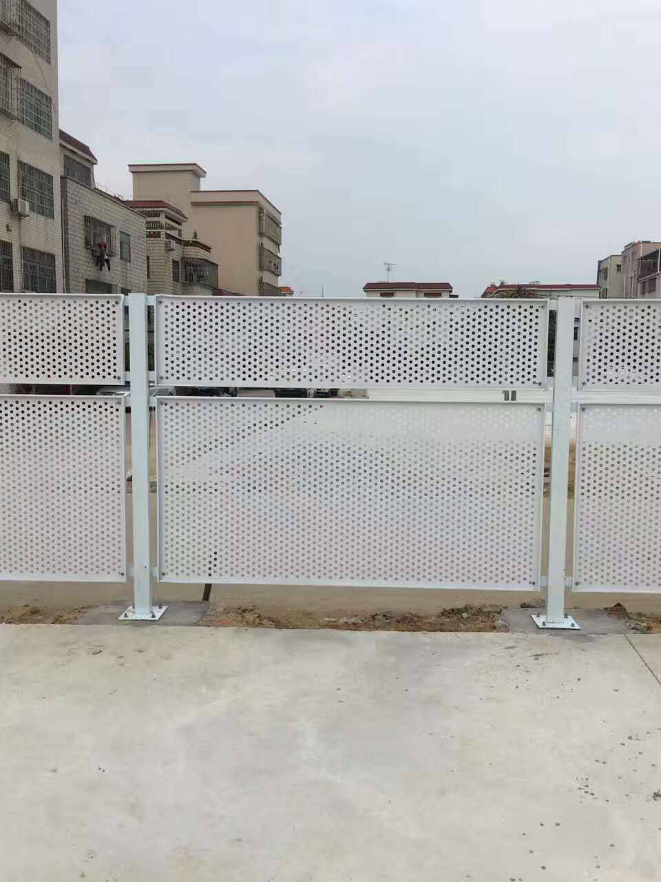 广东珠海透风冲孔板围挡图片，建筑临边防护网，镀锌钢板网围墙，防尘网厂家