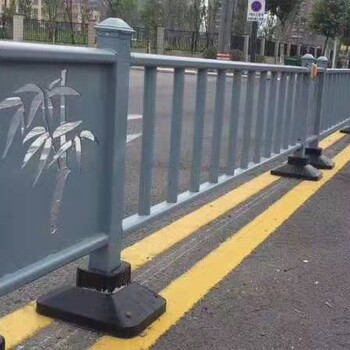 广东韶关人行道城市道路护栏锌钢甲型铁质护栏厂家公路防撞护栏