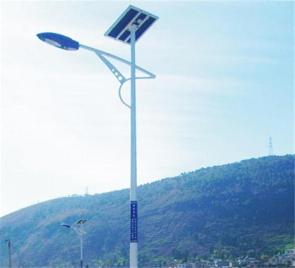 青岛李沧区6米太阳能路灯价格30瓦的出厂价多少