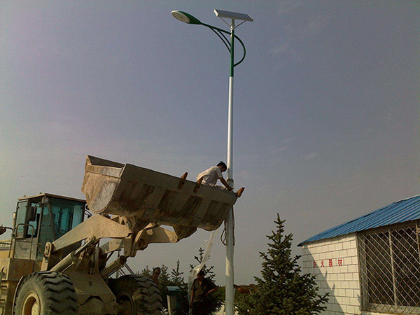 郴州苏仙区6米路灯价格led太阳能性能