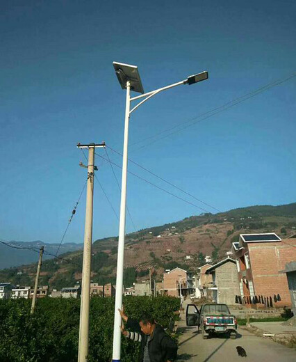 郑州管城回族区太阳能6米路灯价格灯具厂生产卖价多少