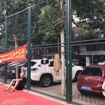 鄭州球場護欄網(wǎng)體育場圍欄足球籃球護欄網(wǎng)鐵絲圍網(wǎng)棱型勾花護欄網(wǎng)