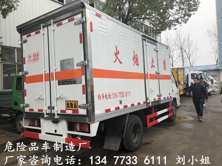 国六新规仓栅式危险品运输车4S店