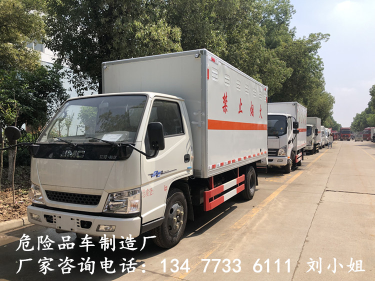 带卧铺的3类危险品厢式运输车