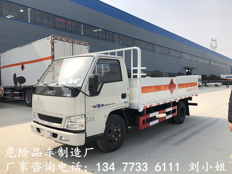 国六新规3.3米厢式运输车4S店