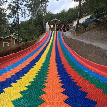 塑料滑梯整体打包七彩滑板安装大型彩虹滑道人造草坪铺盖